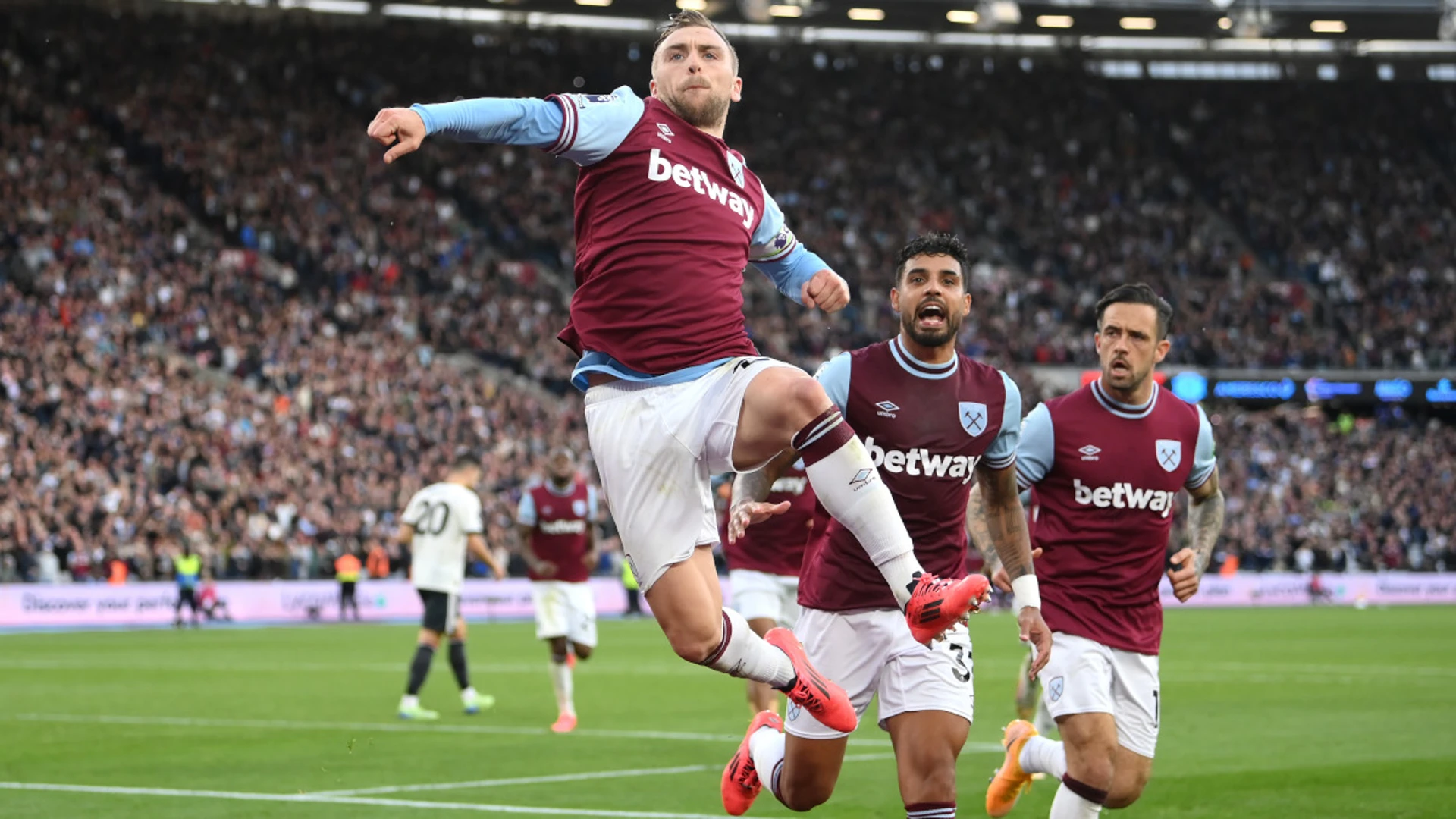 Late Bowen penalty gives West Ham dramatic win over Man United