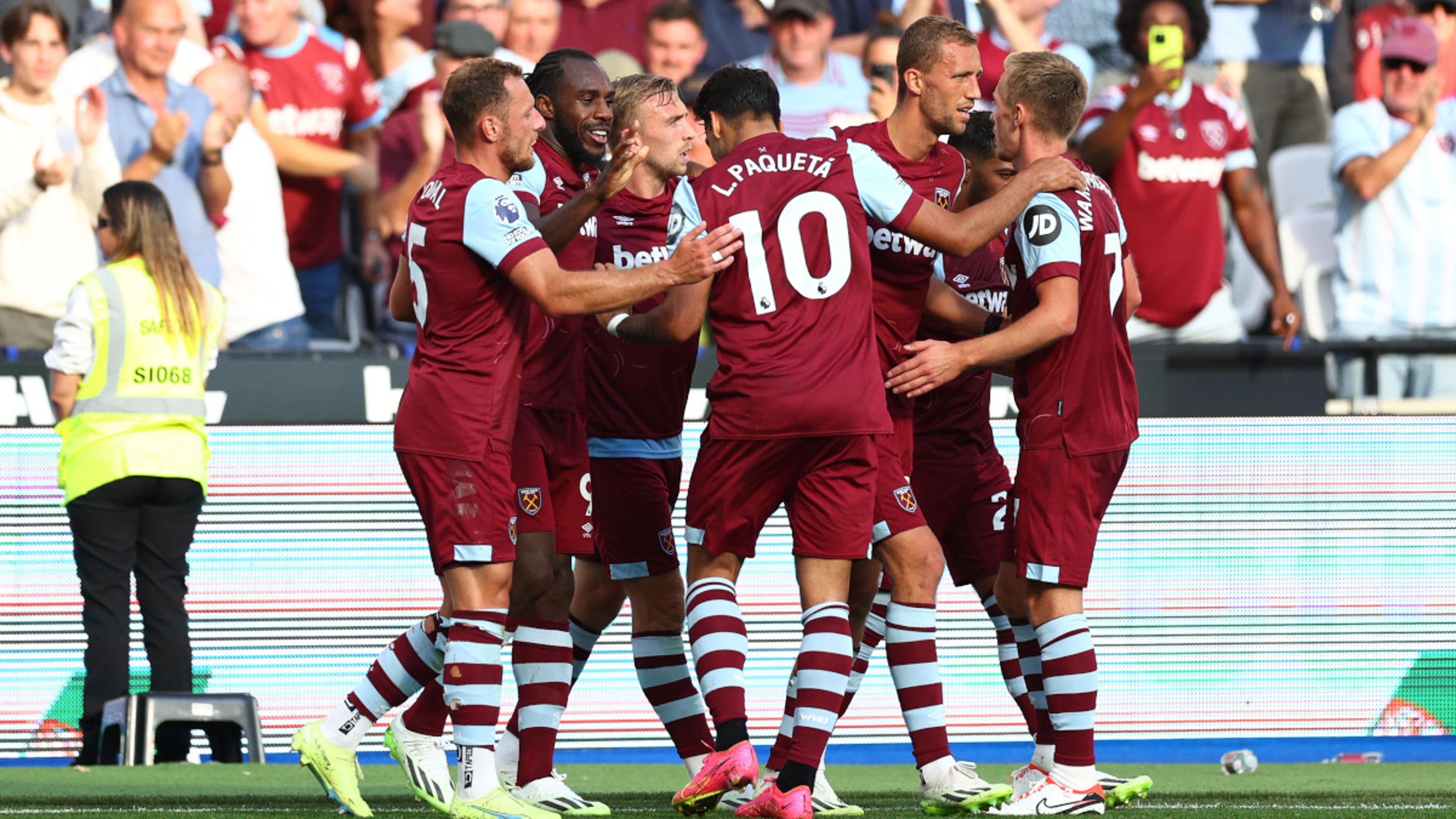 Pochettino's wait goes on as Chelsea lose at West Ham