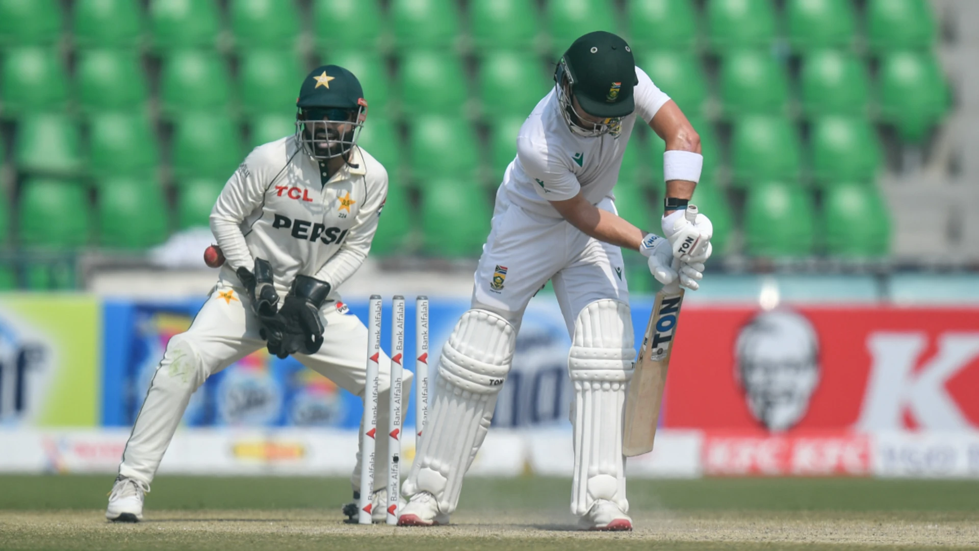 DAY 4: South Africa slipping to defeat, 137-6 requiring 277 for victory