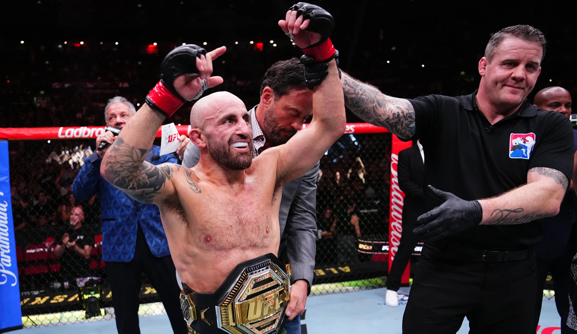 Flawless Volkanovski sees off Lopes on home soil