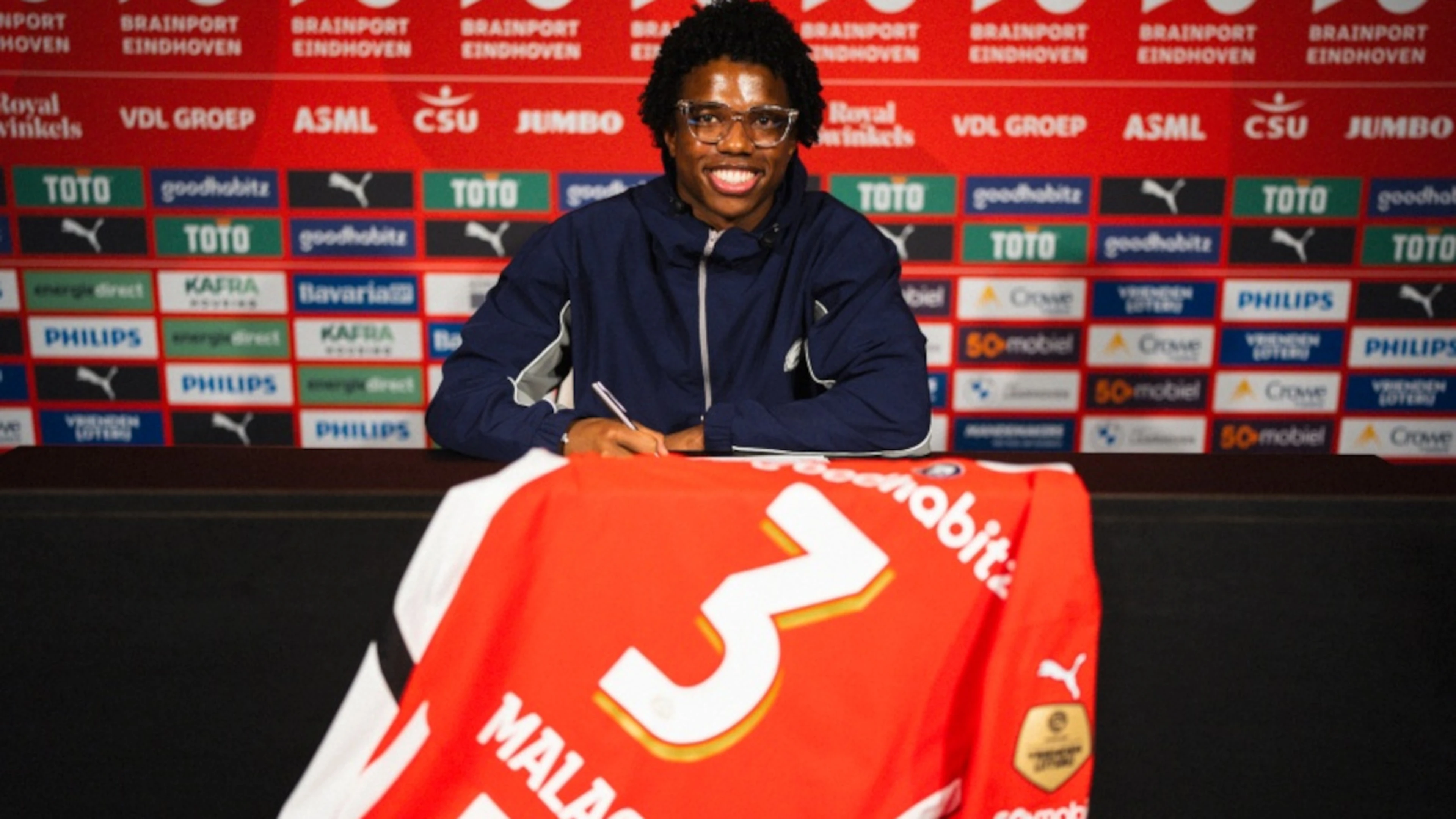 Man Utd defender Malacia joins PSV on loan