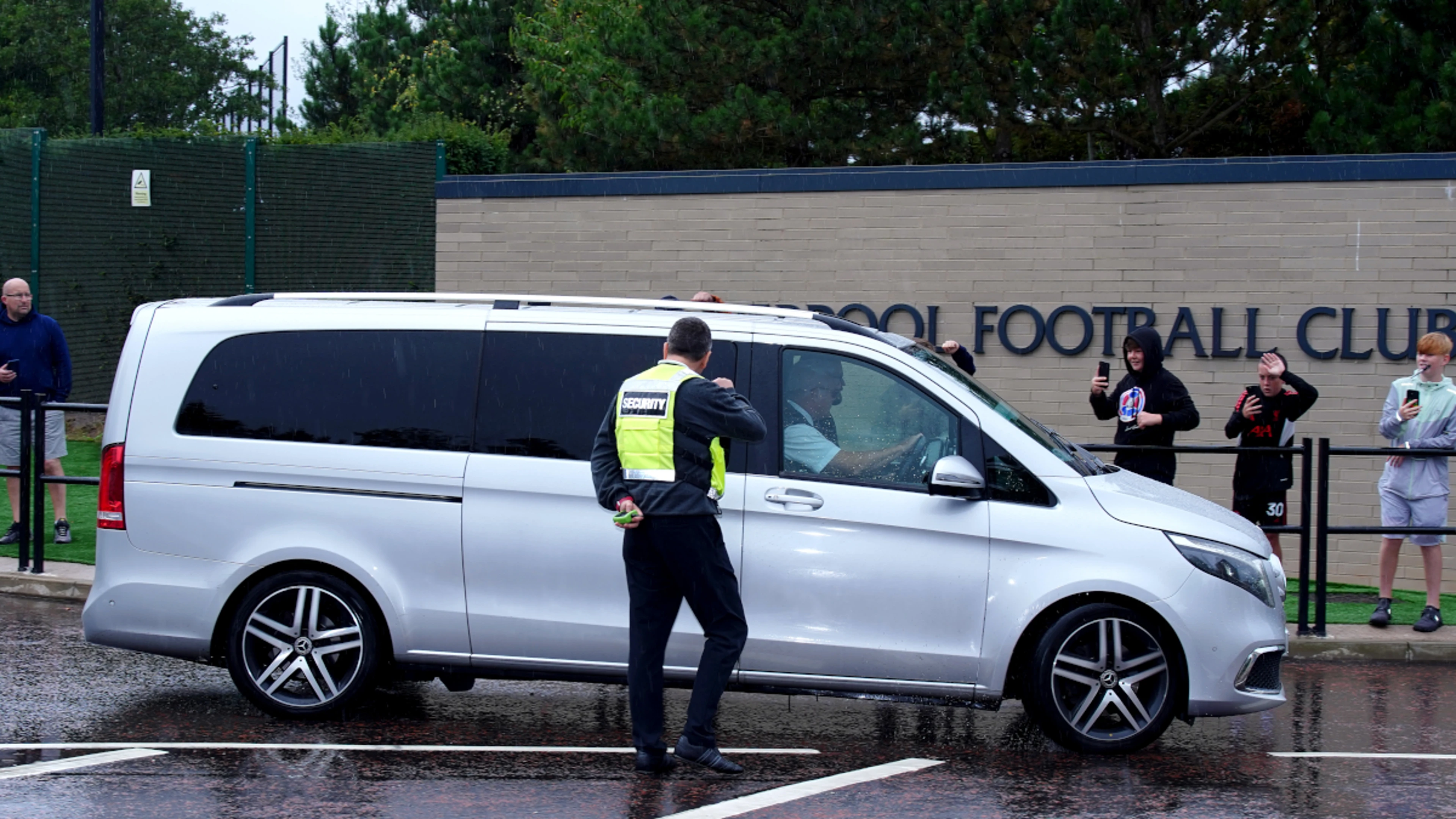 Isak on brink of Liverpool move on frantic Premier League deadline day