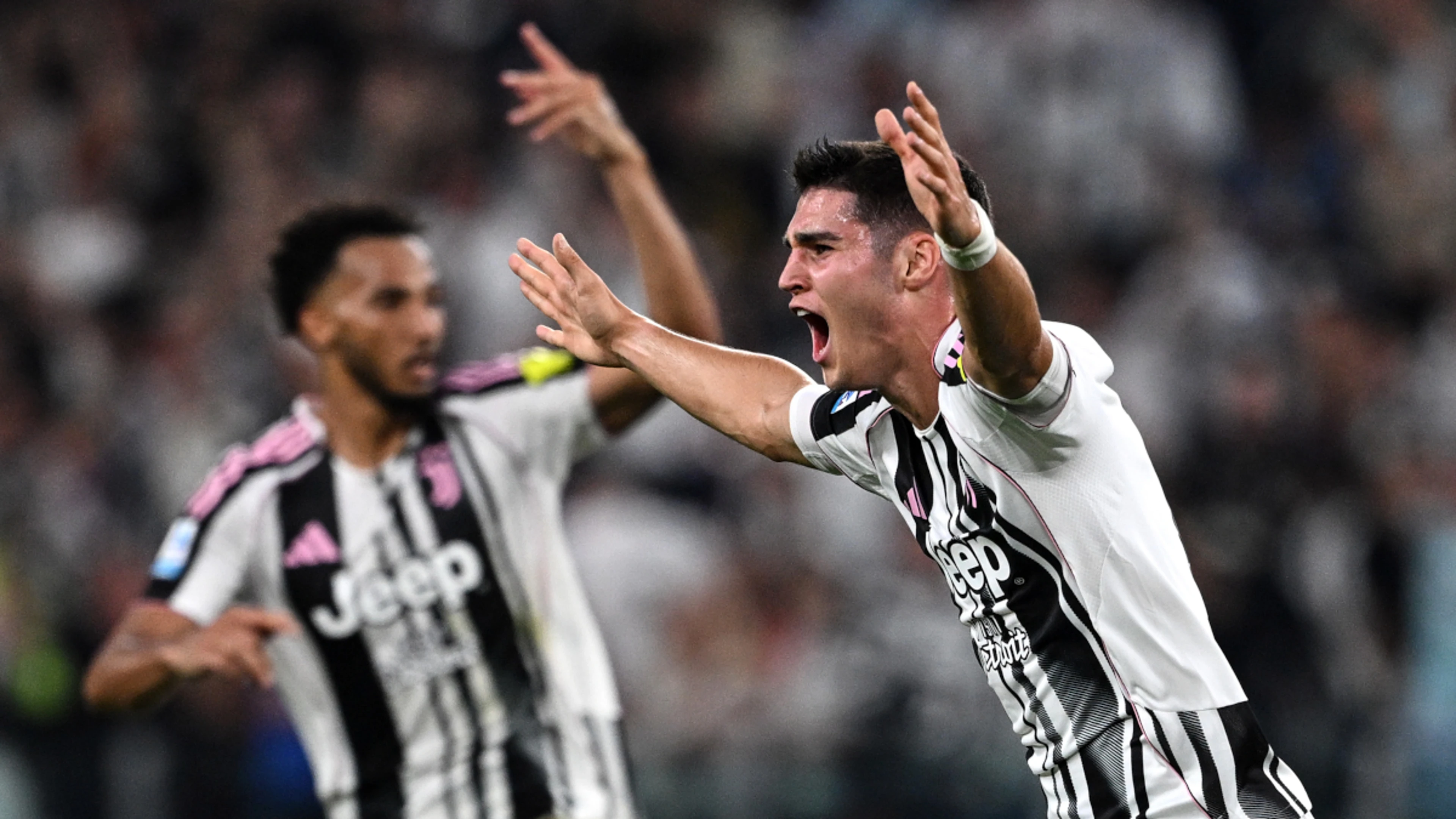 Last-gasp Juve beat Inter to keep pace with leaders Napoli