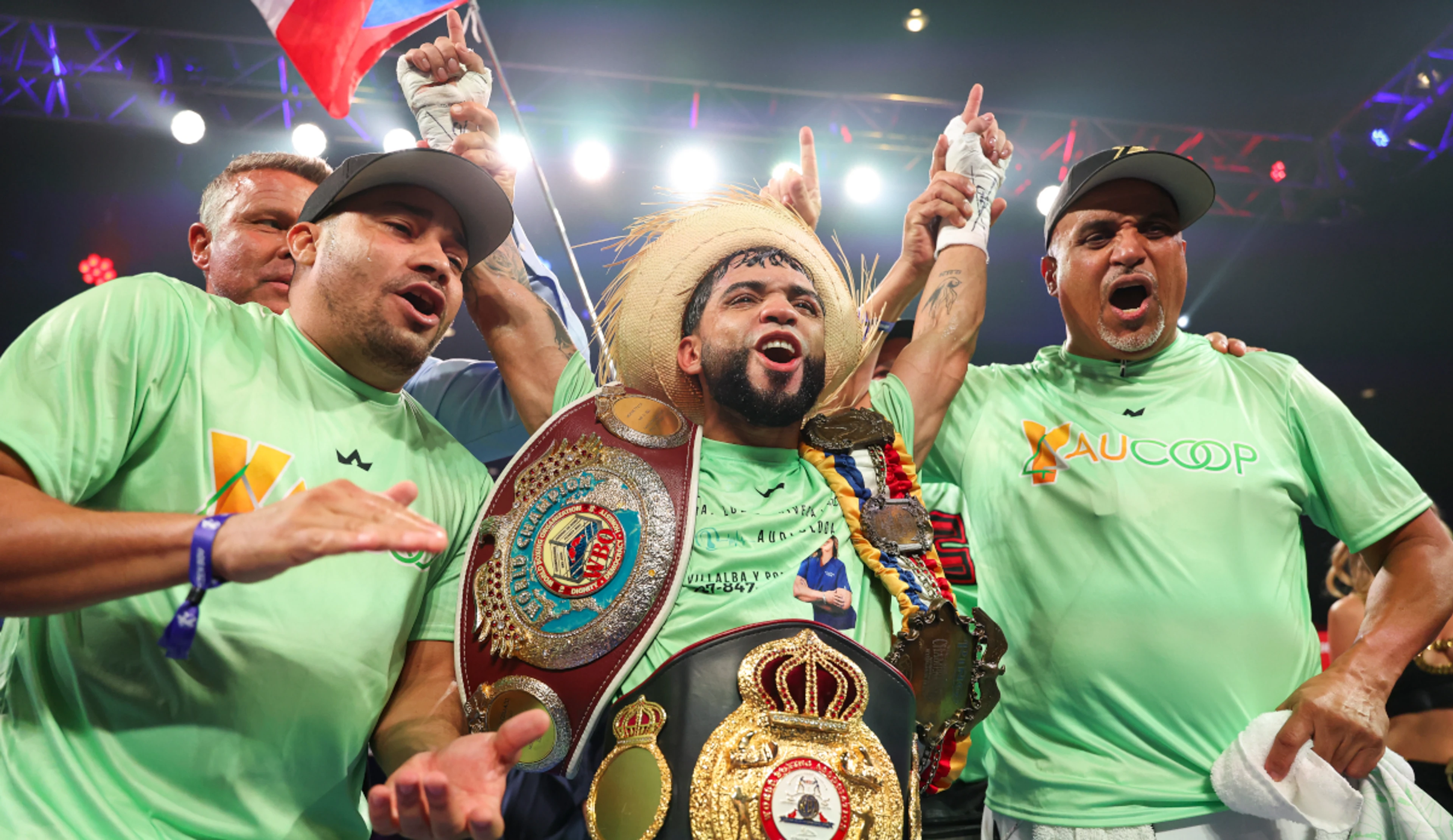 Collazo beats Vayson to retain minimum weight world title