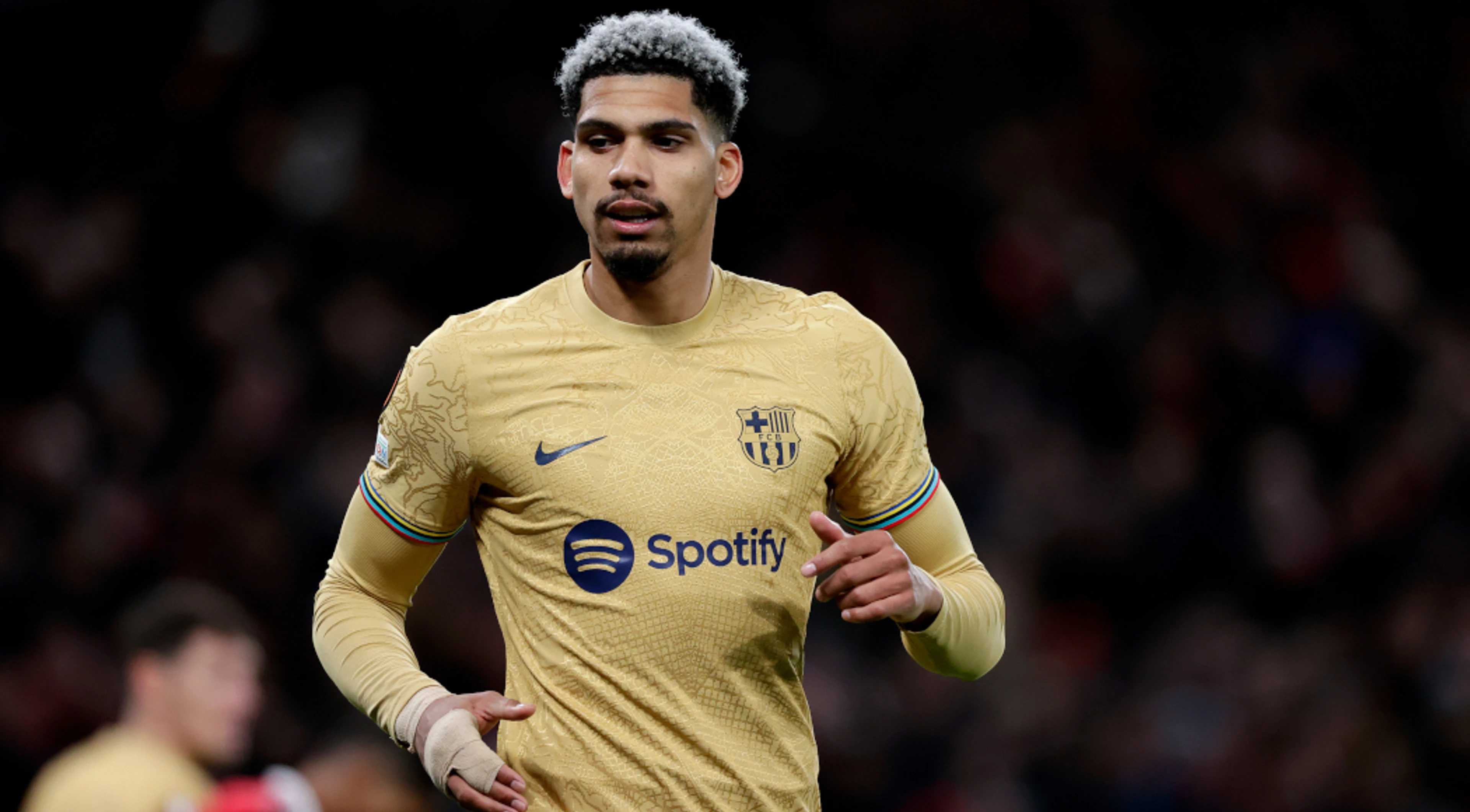 Barcelona defender Araujo suffers thigh injury