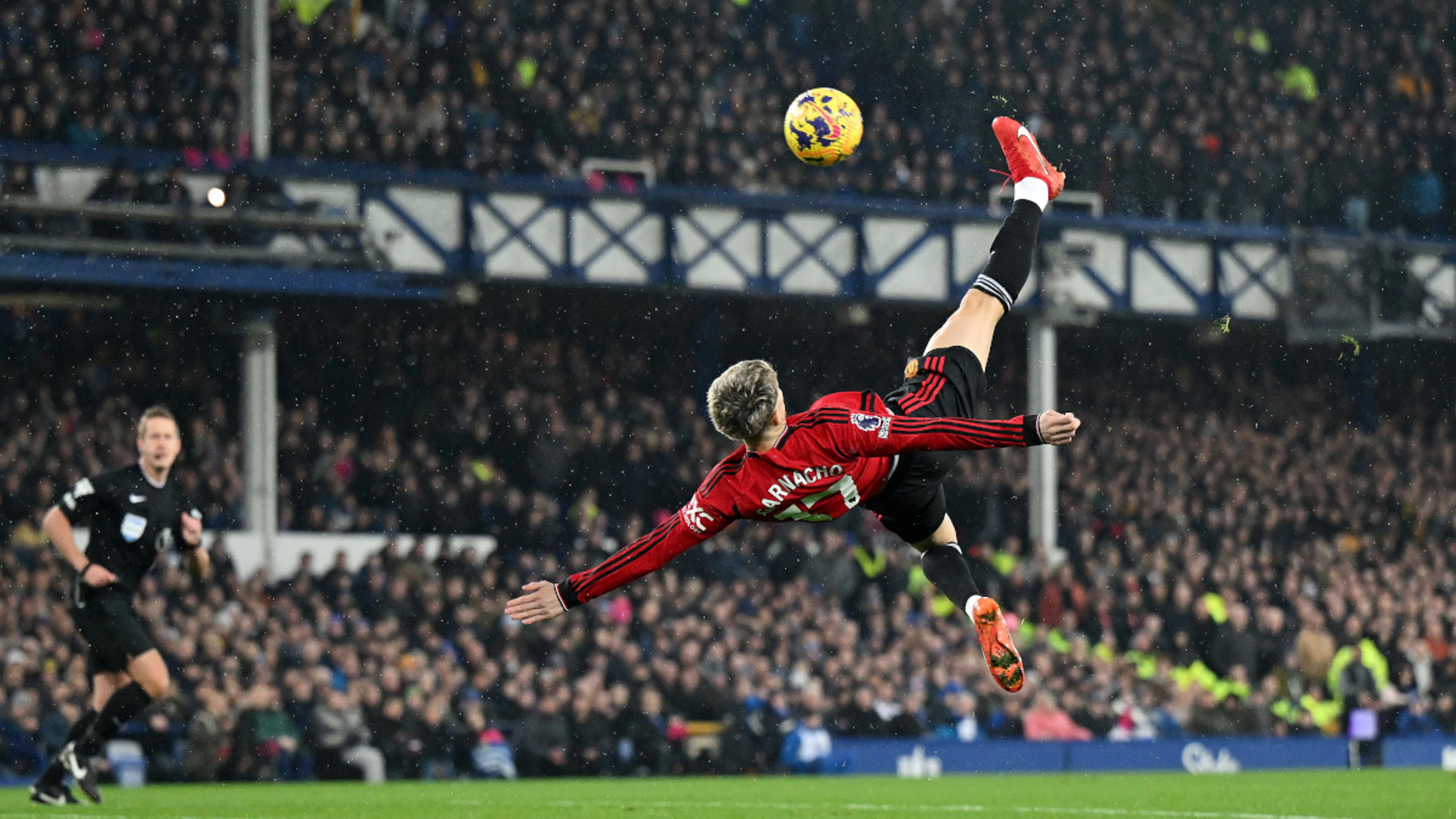 Garnacho stunner helps Man Utd quell Everton fury