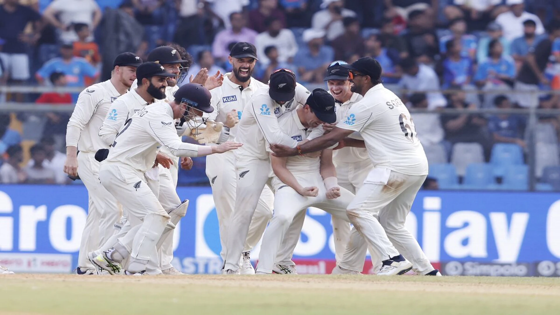 DAY 1: Kohli fails as India slump in chaotic 10 minutes in third test