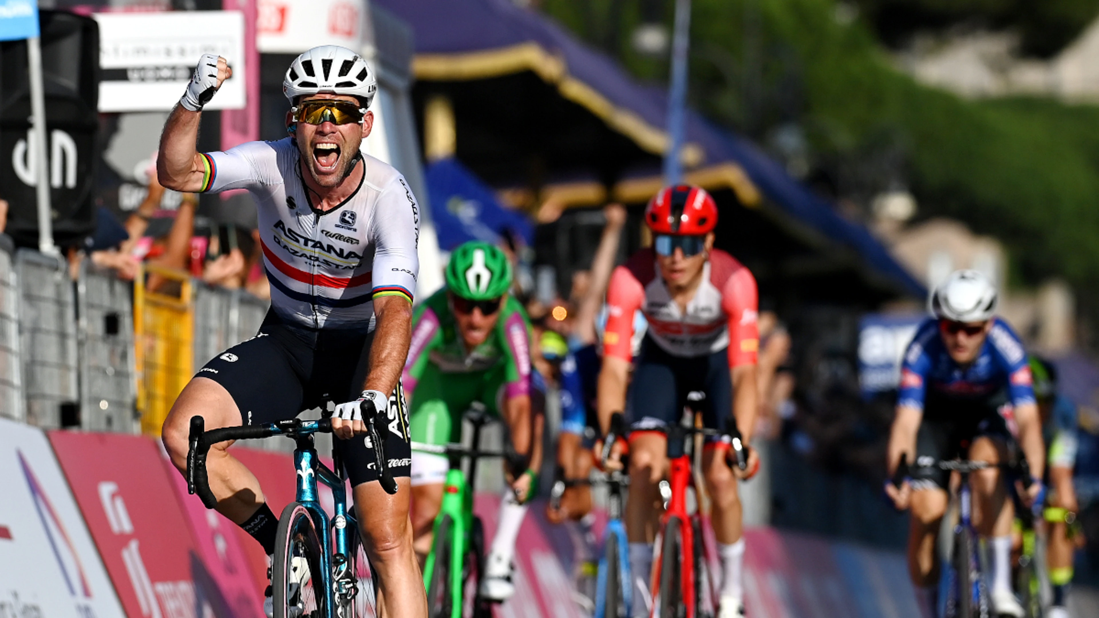 Cavendish hails 'best friend' Thomas after winning final Giro stage