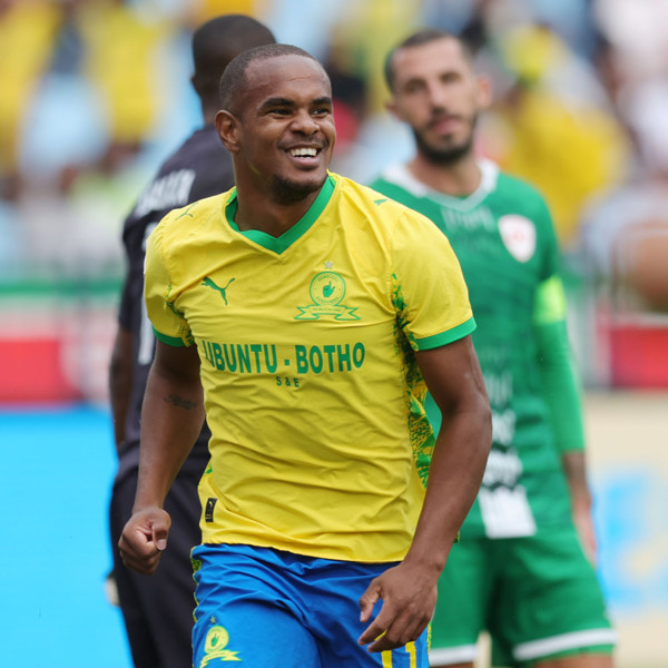 RAYNERS DOUBLE: Sundowns keep pace with Pirates at the top