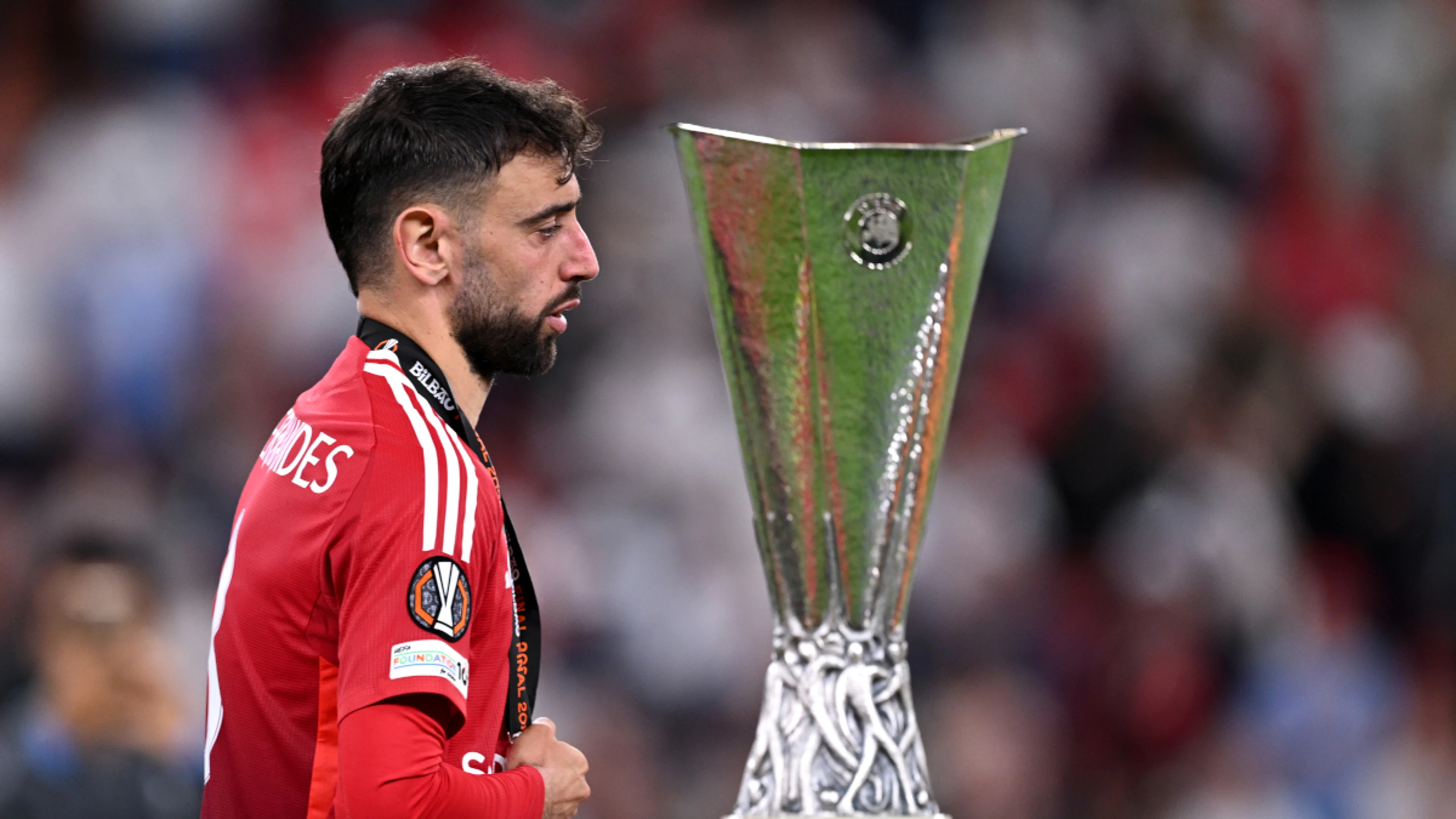 Fernandes offers to leave Man Utd to help club rebuild