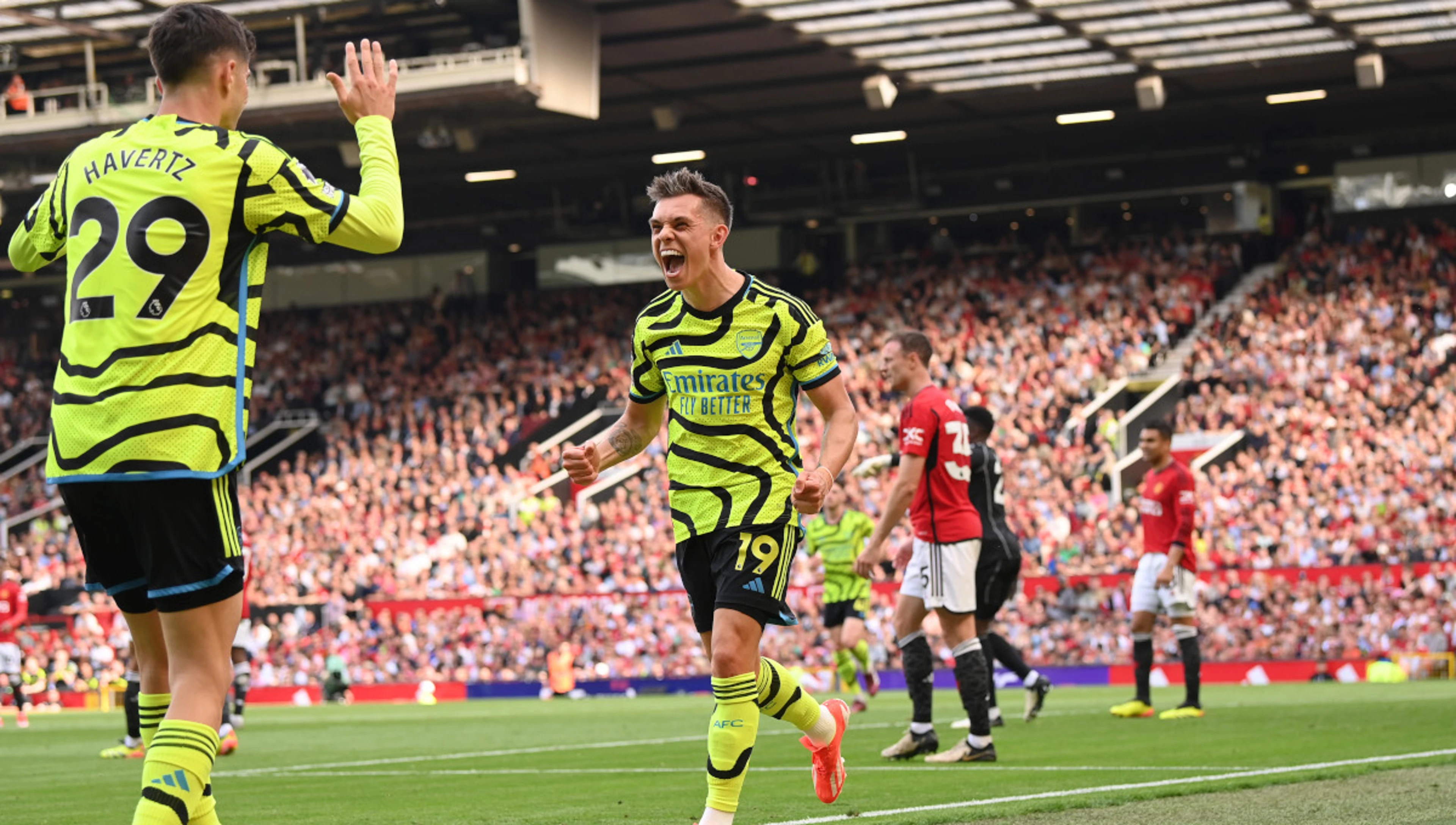 Arsenal grind out Man Utd win to go top of the Premier League