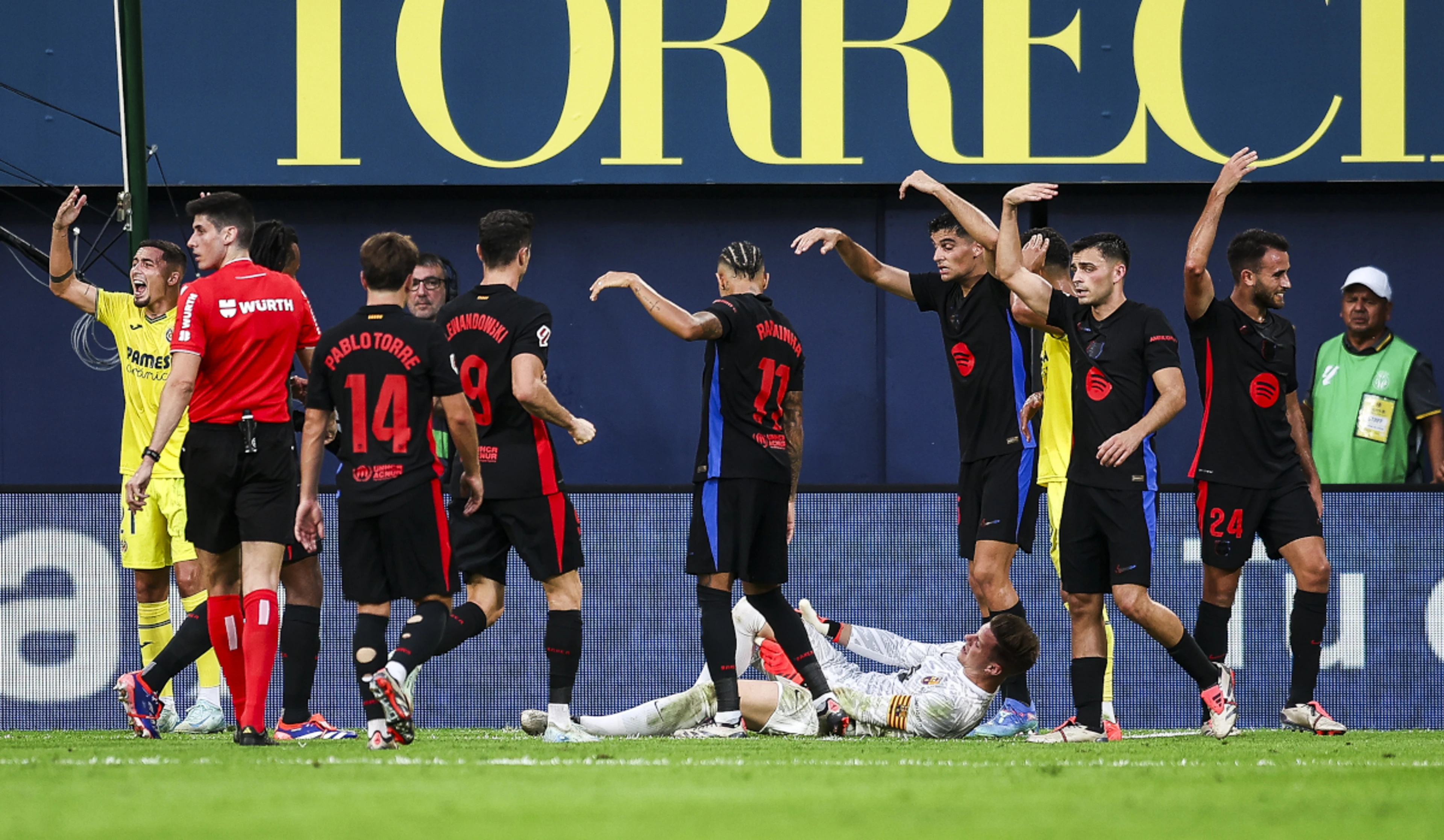 Barca goalkeeper Ter Stegen faces surgery on knee tendon injury