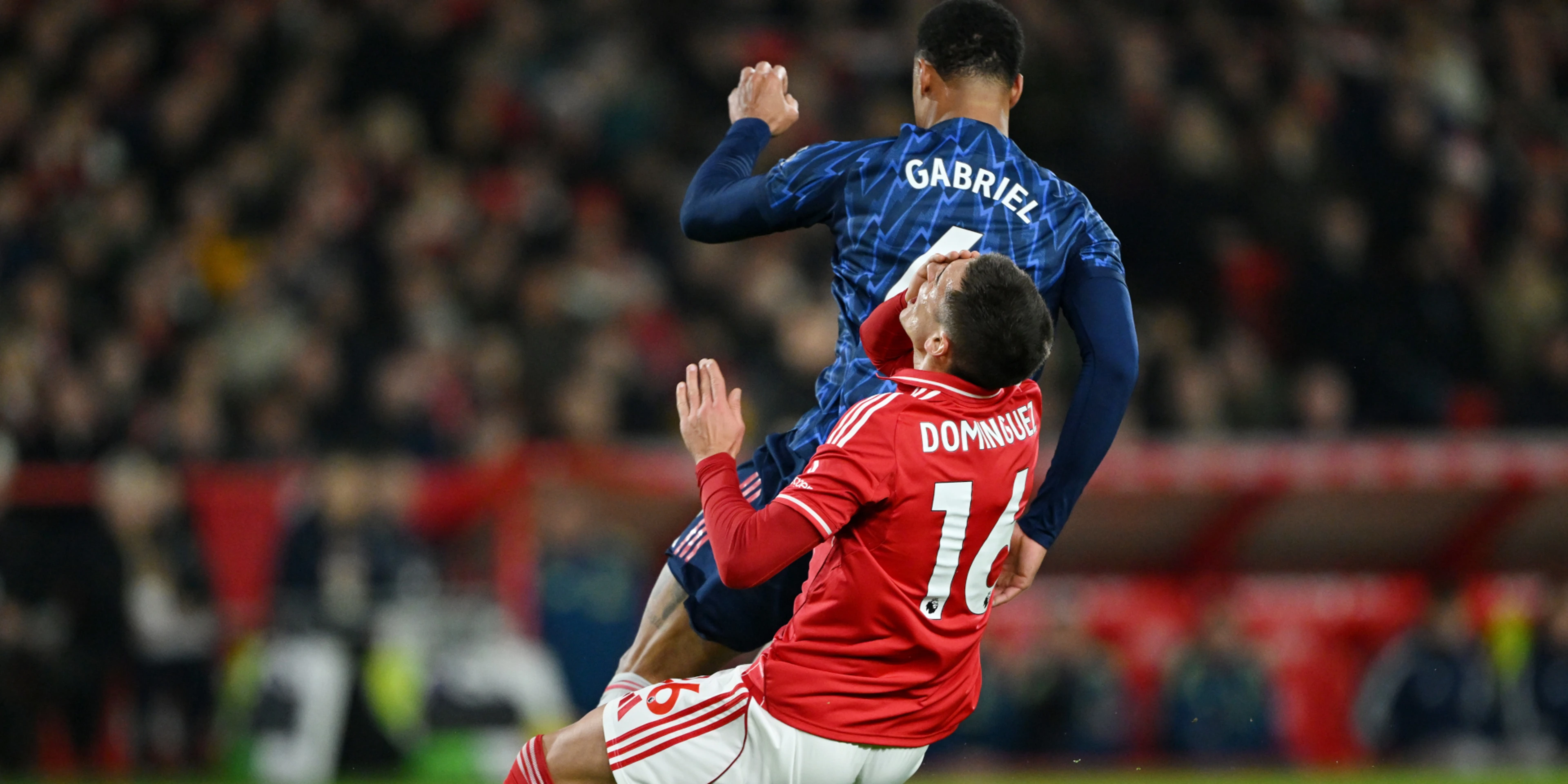 Carrick magic dents City's title bid as Arsenal held