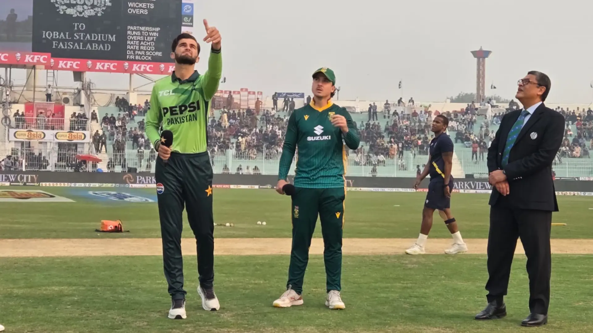 Pakistan win toss and field in first ODI