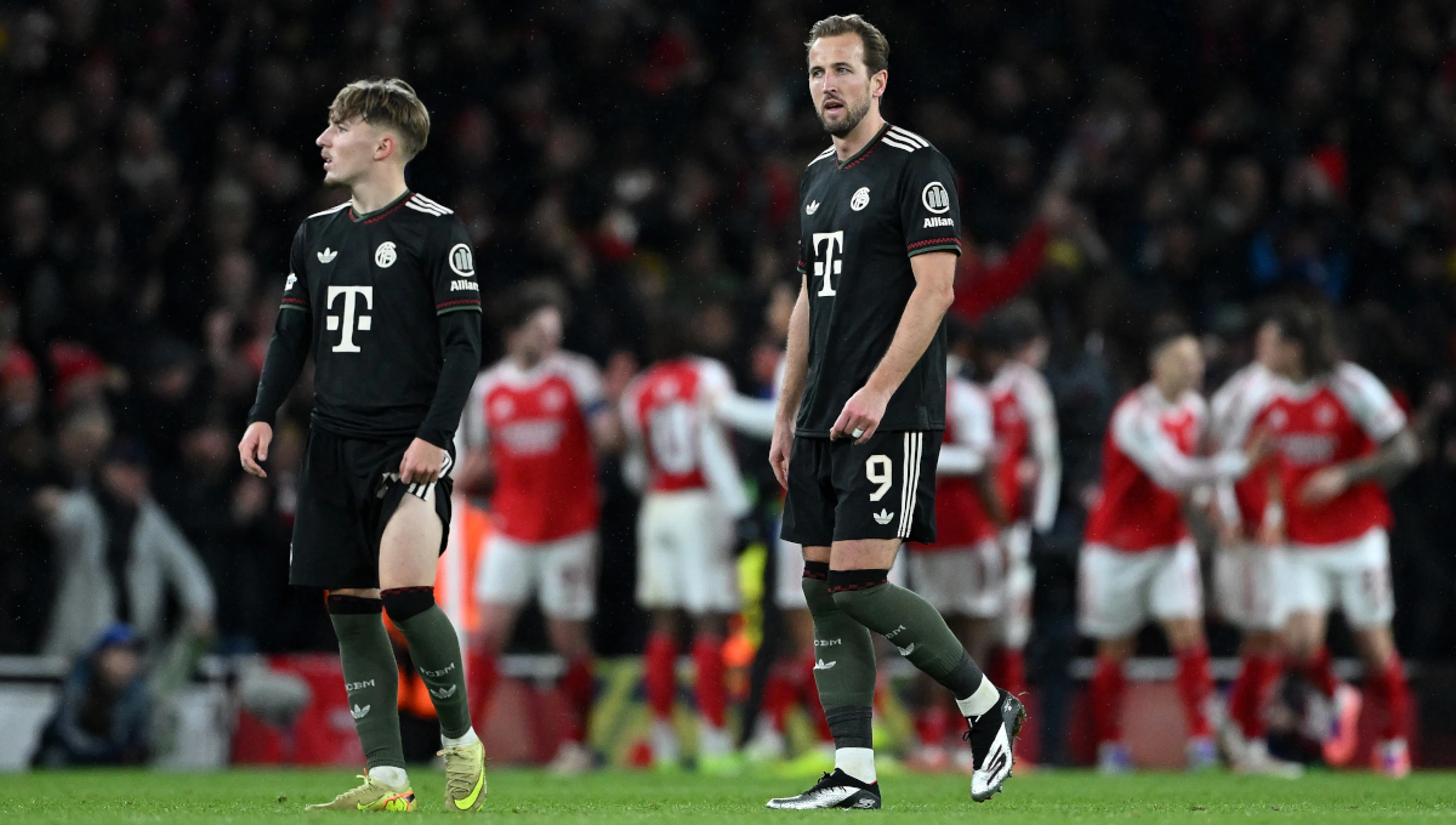 Arsenal thump Bayern to stay perfect in UCL