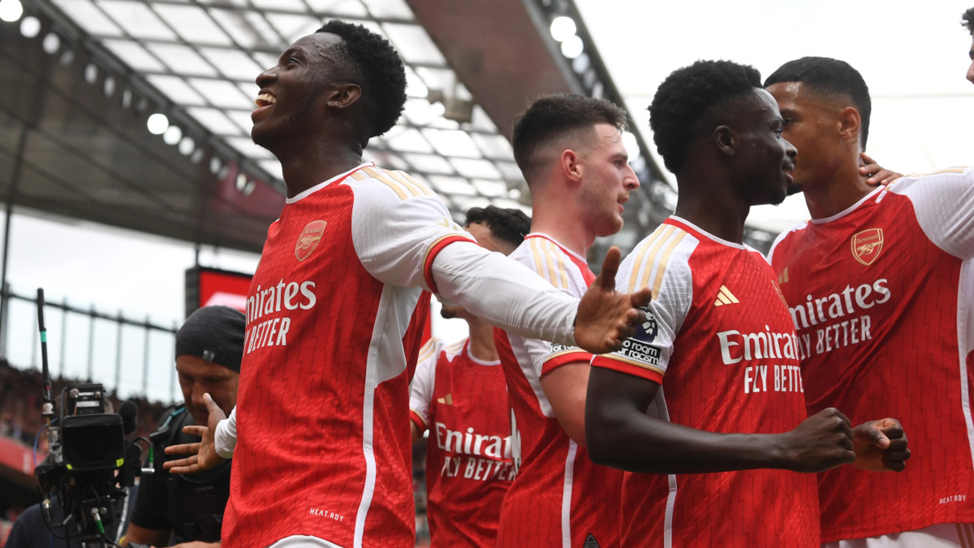 Arsenal launch Premier League title bid, Newcastle hit Villa for five