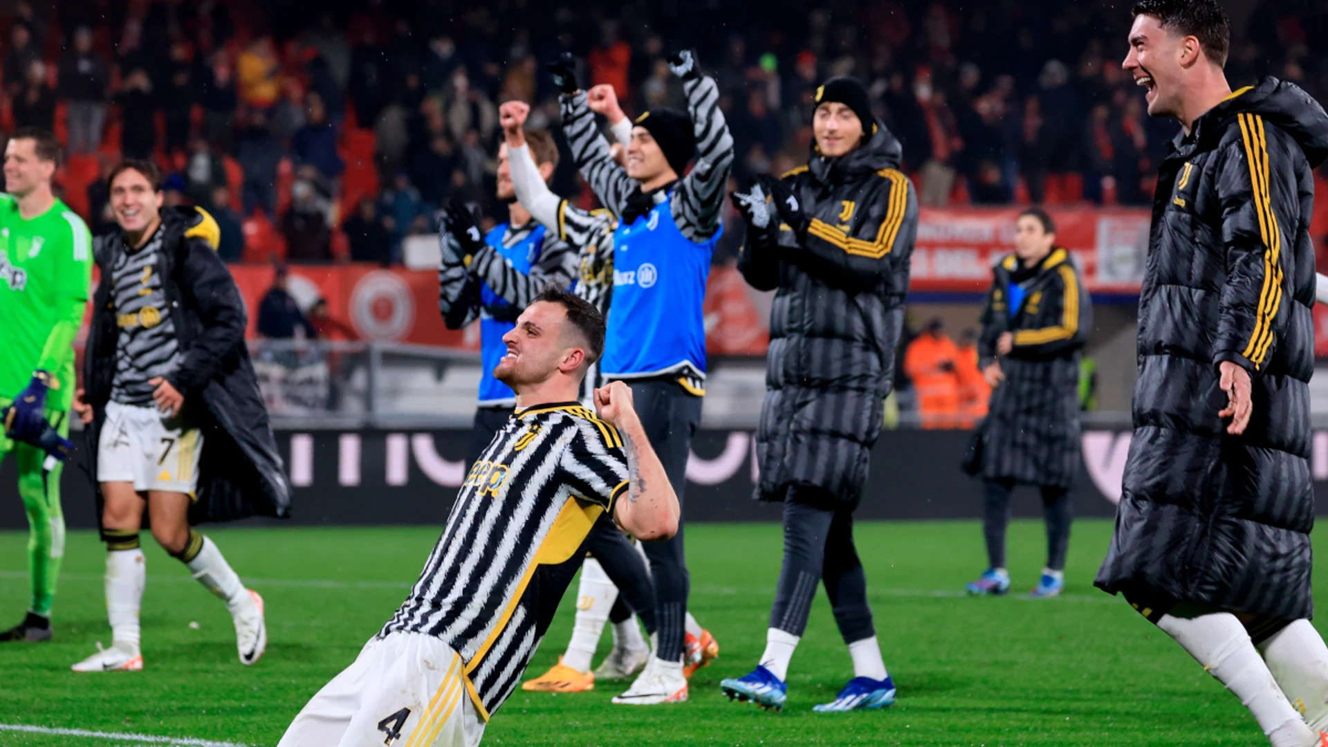 Juventus go top after dramatic finish at Monza